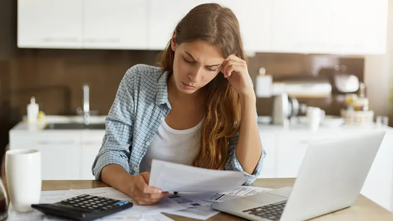 Com juros de até 64% ao ano, inadimplência continua em nível recorde