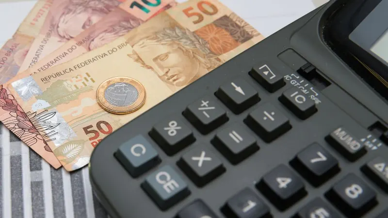 Mais de 83 milhões estão com o nome sujo e 81,6% das famílias têm dívidas: o alerta por trás das lojas fechadas