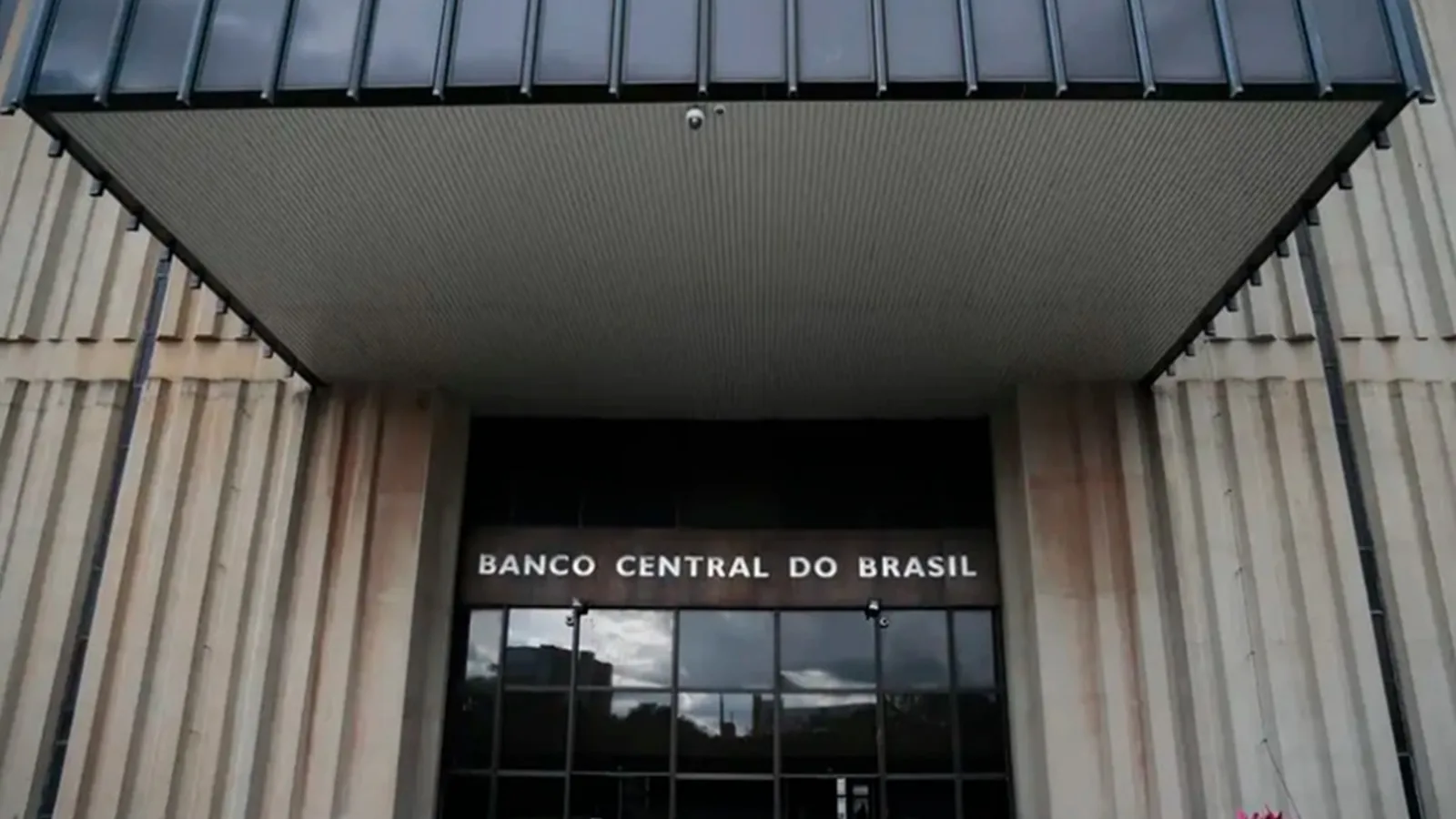 BC reduz Selic em apenas 0,25 ponto e mantém juro real mais alto do mundo