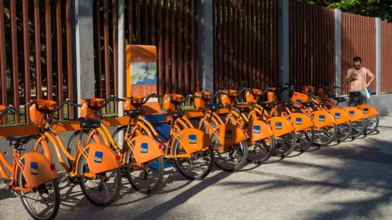 Itaú (ITUB4) Corta Projeção de Receitas após Lucro Desacelerar no Trimestre