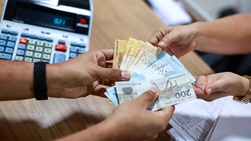 Endividamento cresce e atinge 82% das famílias, diz CNC