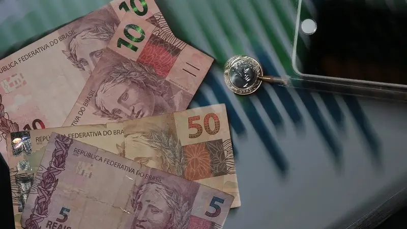 Crise de crédito Brasil: Selic a 14% e alta de inadimplência