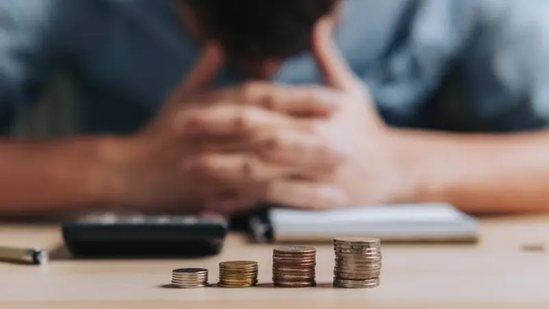Inadimplência atinge 83,9 milhões de pessoas; renegociações de dívidas sobem 41%, aponta Serasa