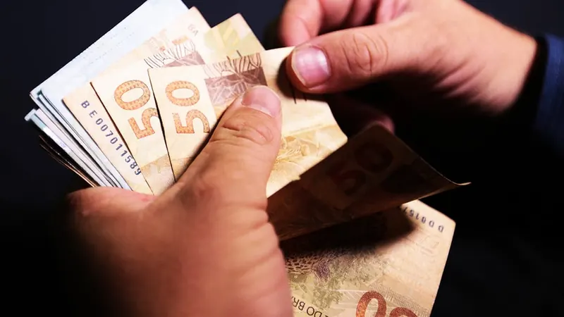 Famílias chegam às eleições de 2026 com recorde de renda comprometida por dívidas