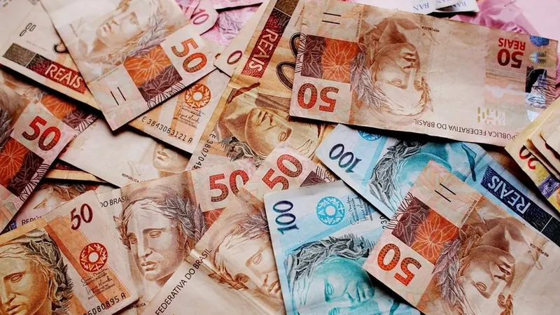 Crédito consignado no cartão: projeto quer acabar com modalidade para aposentados e pensionistas