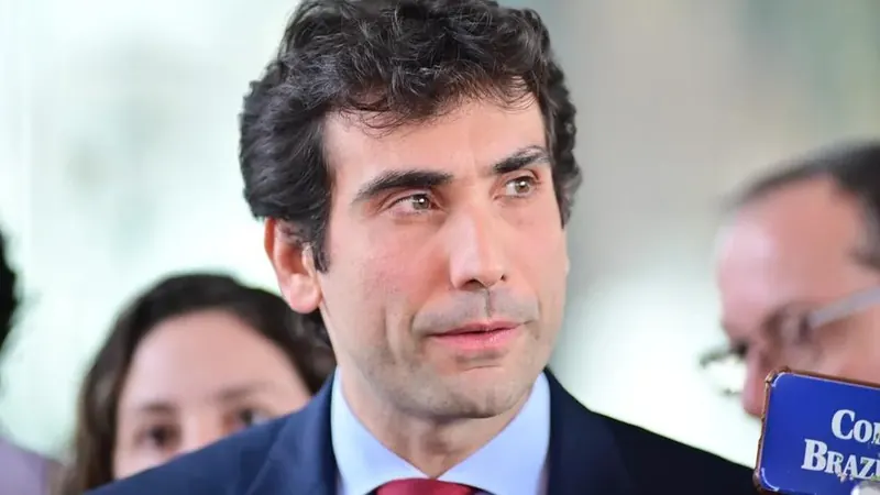 Galípolo alerta para riscos do endividamento das famílias impulsionado por crédito caro