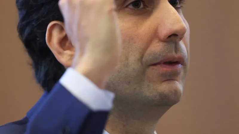 Galípolo diz ser normal que alta do crédito amplie endividamento, mas demonstra preocupação Por Reuters - Investing.com Brasil - Finanças, Câmbio e Investimentos