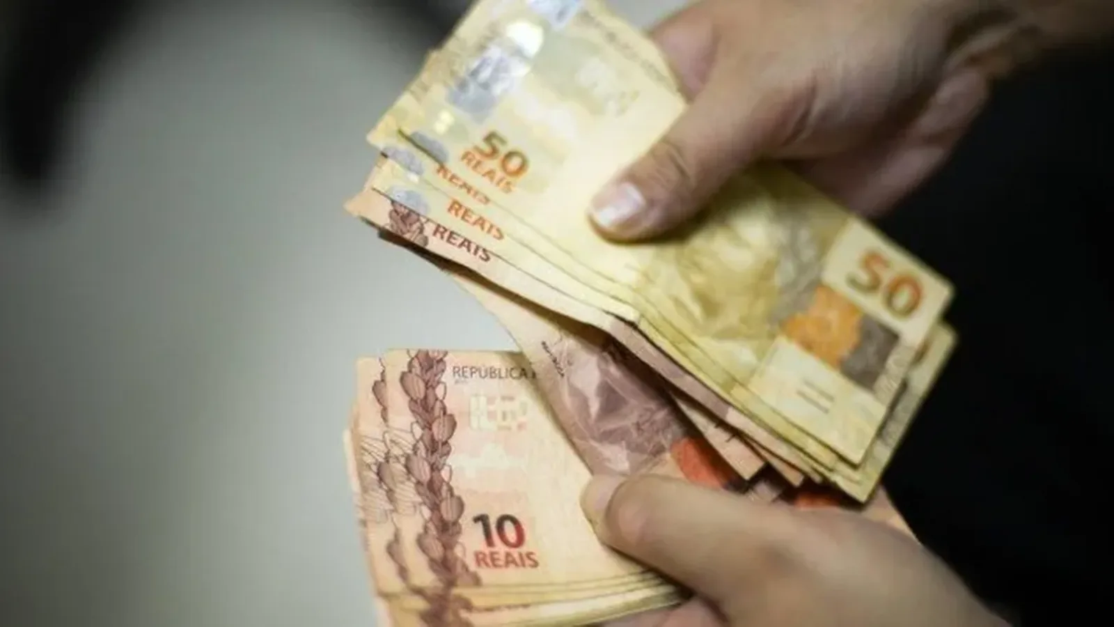 Com 81% das famílias endividadas, inadimplência já afeta 3 em cada 10 brasileiros