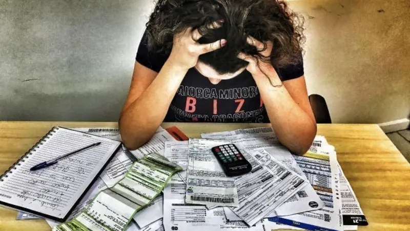 Após 5 meses de alta, endividamento das famílias fica estável, aponta CNC