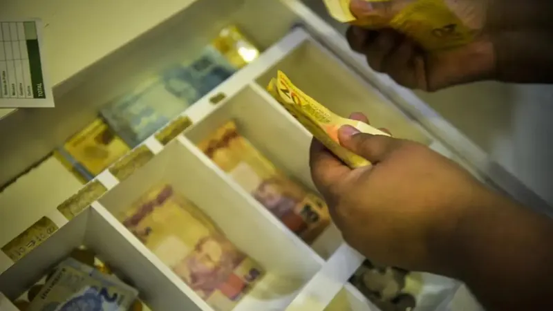 Endividamento segue apertando condição financeira de famílias e empresas, diz BC
