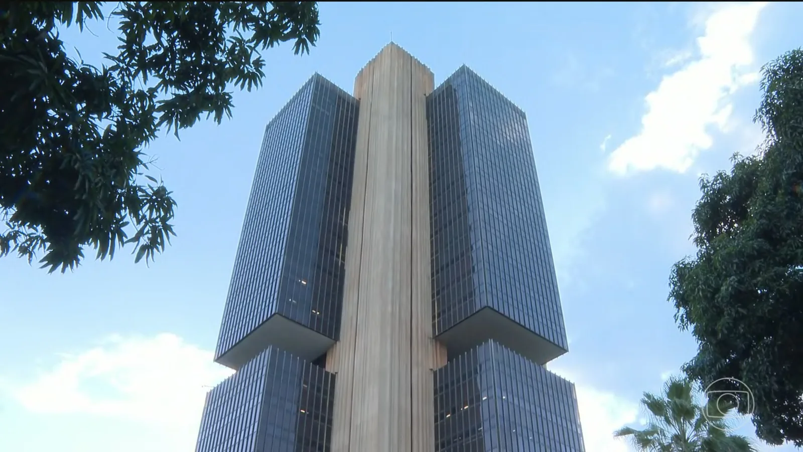 Banco Central aponta endividamento preocupante de famílias e empresas