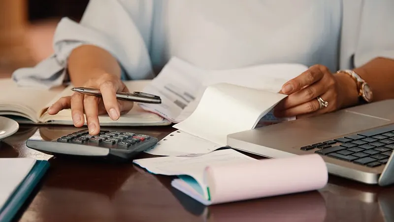 Endividamento e crédito caro reduzem empolgação do brasileiro com mercado de trabalho e renda em alta