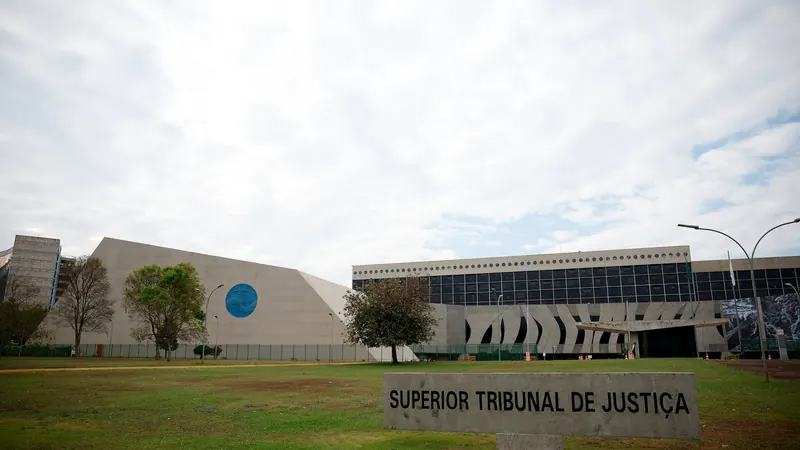 Que imposto é esse: STJ paralisa ações e vai discutir abuso em cartão do consignado e dano moral presumido