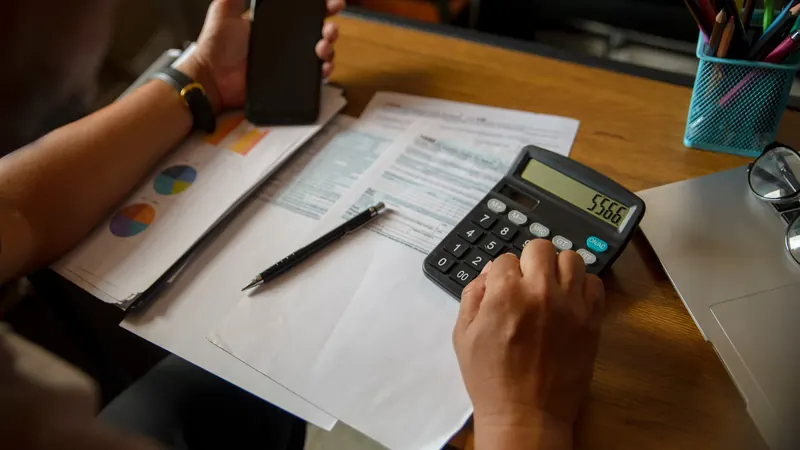 Dívidas engolem 30,5% da renda e abafam melhora no emprego