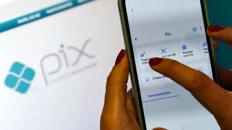 Banco Central muda o Pix a partir de 1º de março de 2027 e proíbe bancos de colocar propagandas, ofertas e links nos comprovantes, enquanto aplicativos terão de facilitar denúncias de golpes e alertar usuários quando dados de uma chave salva como fav
