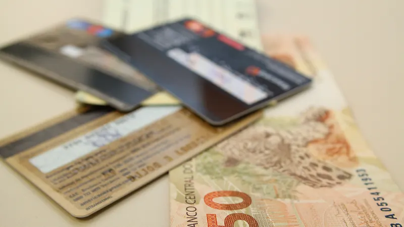 Famílias brasileiras mantêm endividamento recorde em agosto, aponta CNC