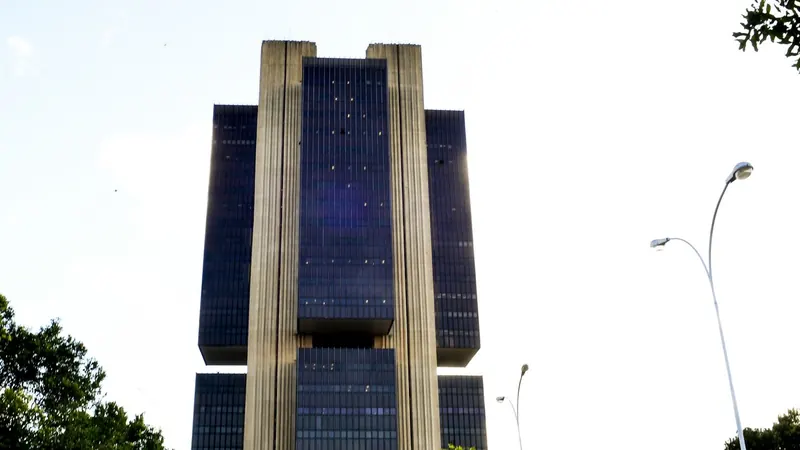 Banco Central reduz taxa Selic para 13,75% e setor industrial cobra cortes mais intensos