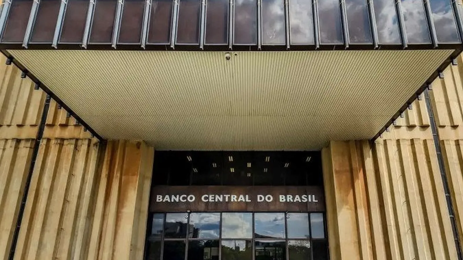 Copom vê risco inflacionário elevado e defende juros restritivos por mais tempo
