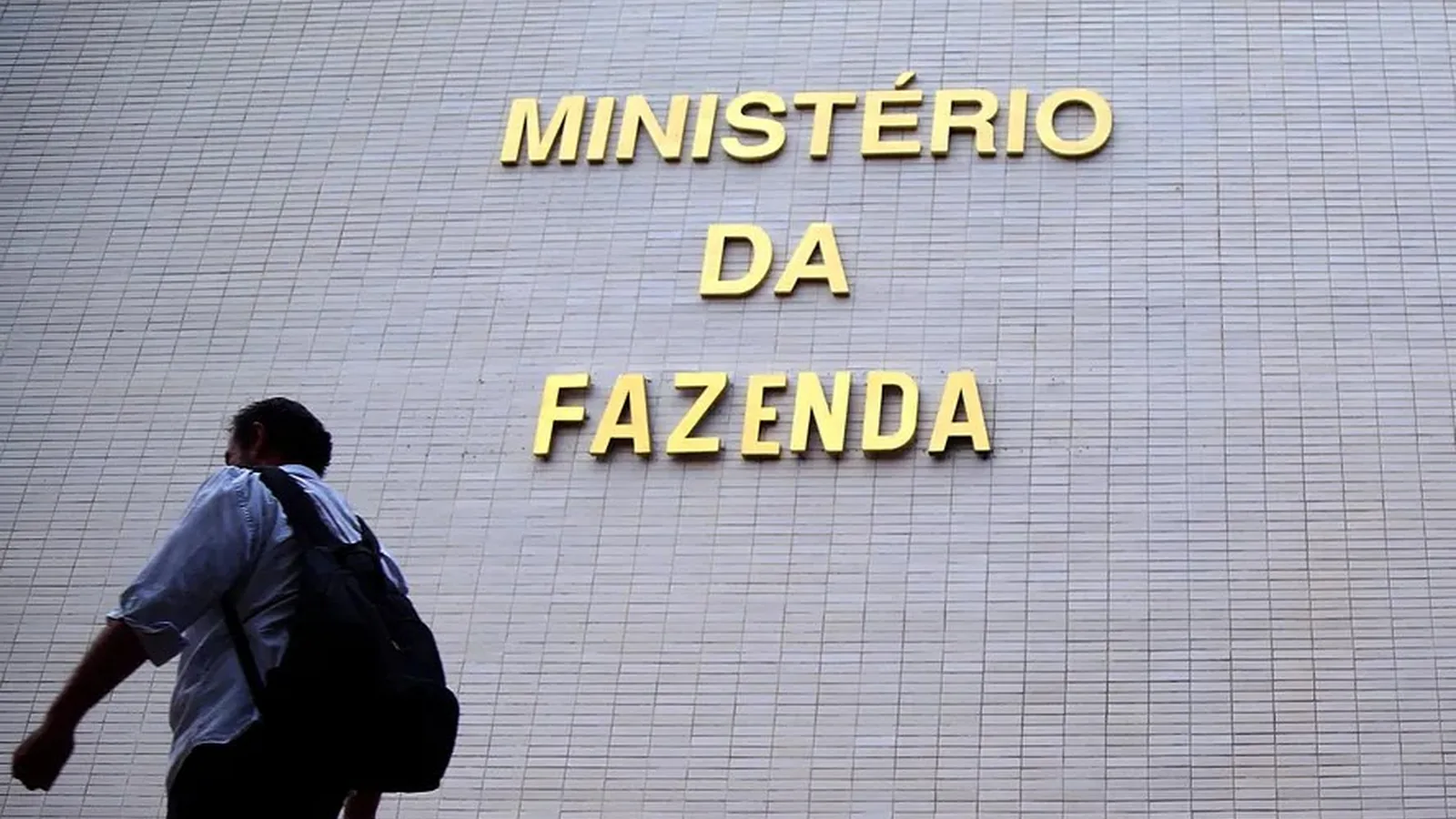 Fazenda atribui aperto das famílias ao custo do crédito, não ao tamanho da dívida