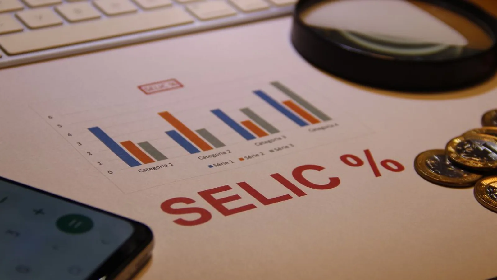 Selic cai, mas famílias e empresas ainda devem esperar por crédito mais barato