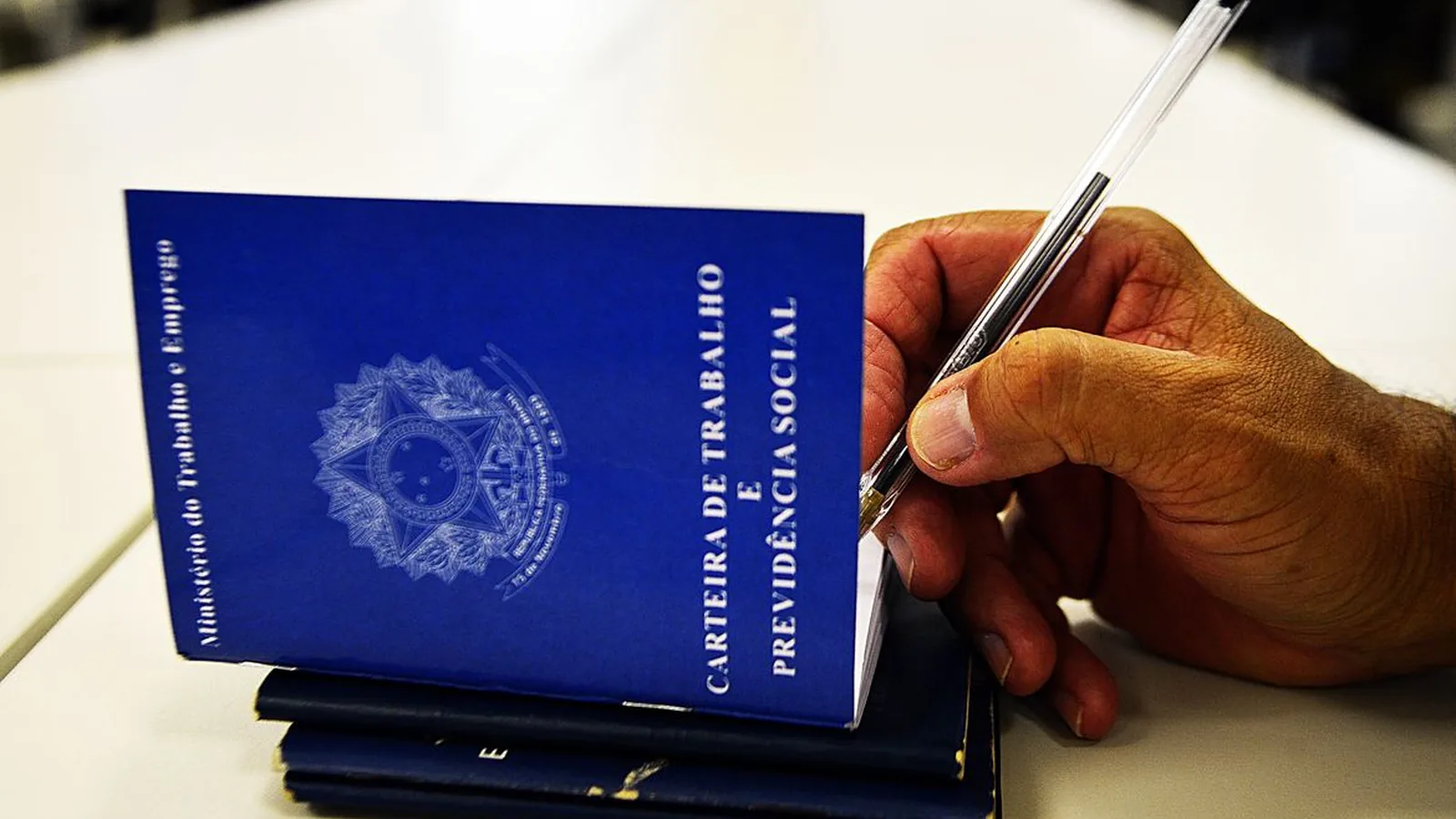 Desemprego recua para 5,3%, enquanto inadimplência atinge recorde no Brasil