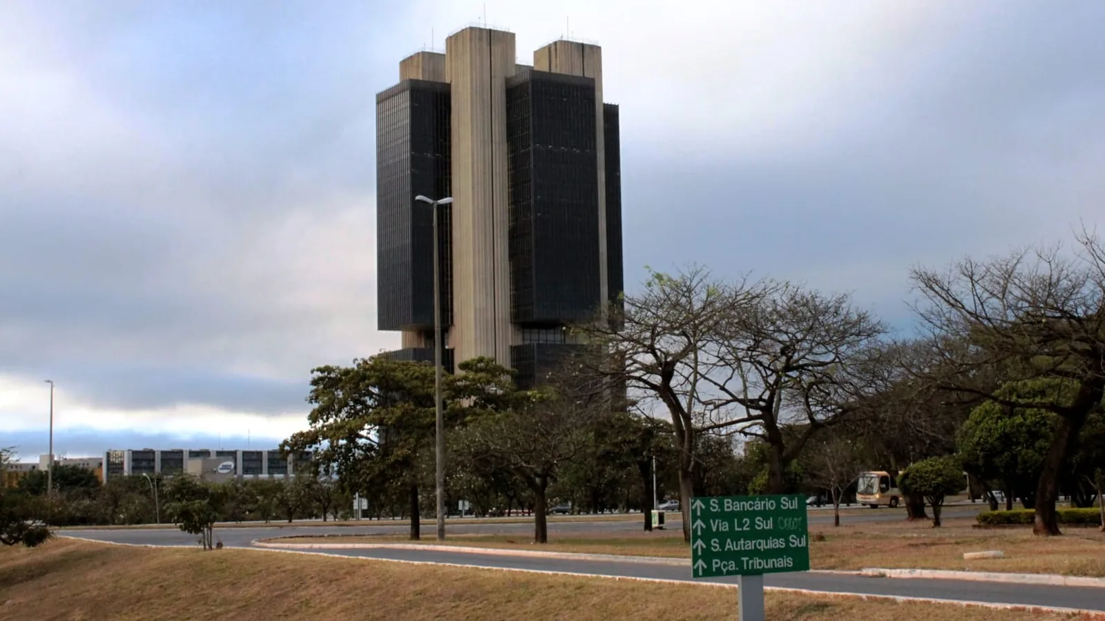 Inadimplência sobe a 5% e juros para famílias também avançam, afirma Banco Central