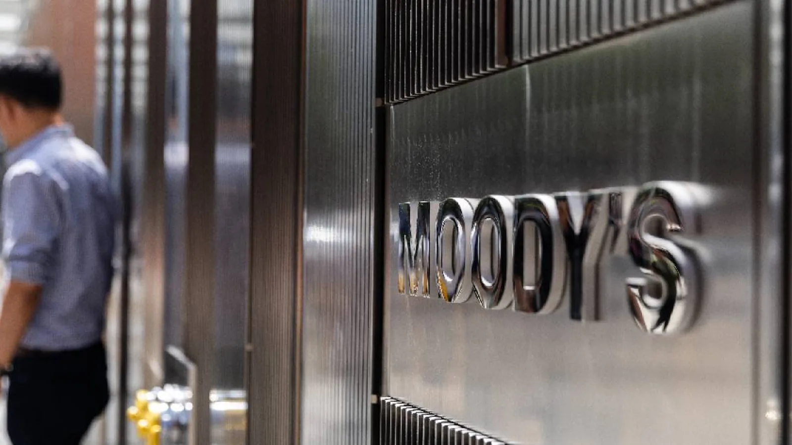 Juros altos, dívidas e inflação ameaçam caixa das empresas brasileiras até 2027, diz Moody’s