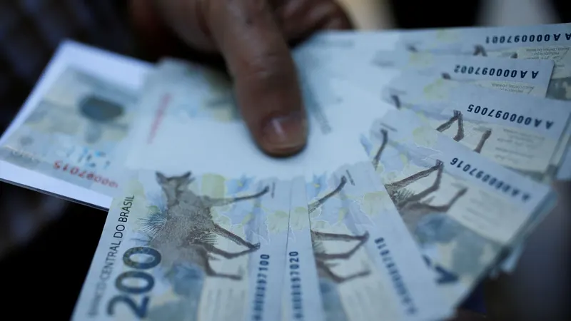 Endividamento das famílias volta a subir e repete recorde de 49,9% em julho, diz BC