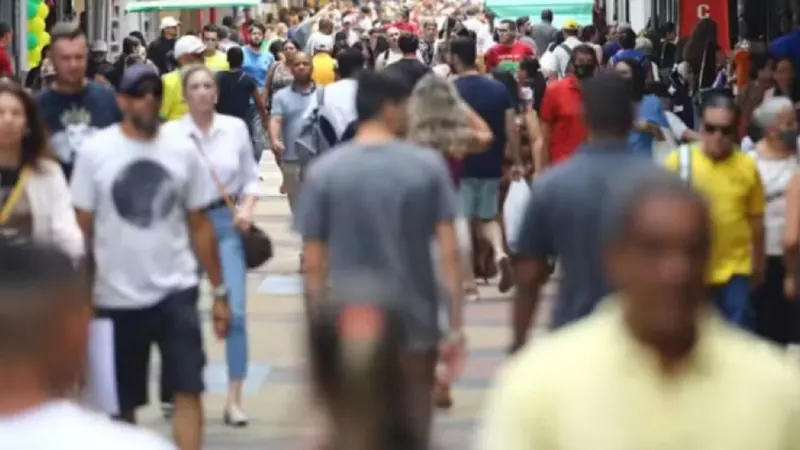 Brasil bate recorde de trabalhadores empregados, mas inadimplência também atinge maior nível da história