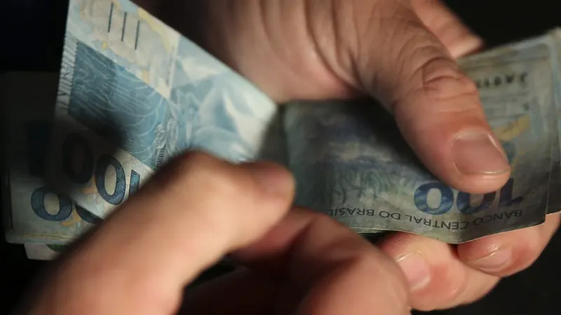Endividamento das famílias atinge 49,9% da renda e inadimplência sobe para 6% no país