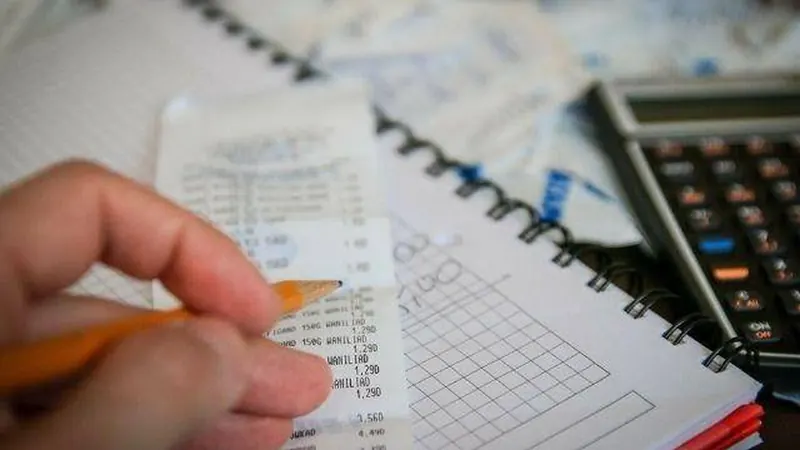 Fitch vê endividamento das famílias sem melhora e consumo sob pressão