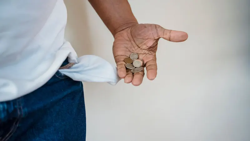 Pesquisa mostra quem mais está deixando de pagar as contas no Brasil e revela a relação entre renda familiar, dificuldade financeira e aumento da inadimplência