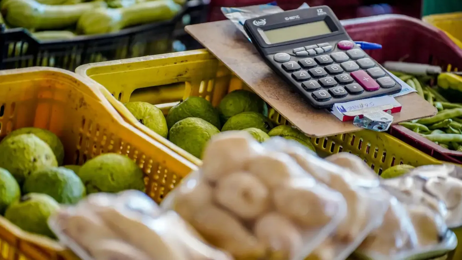 INPC, inflação que corrige salários, acumula 4,29% em 12 meses