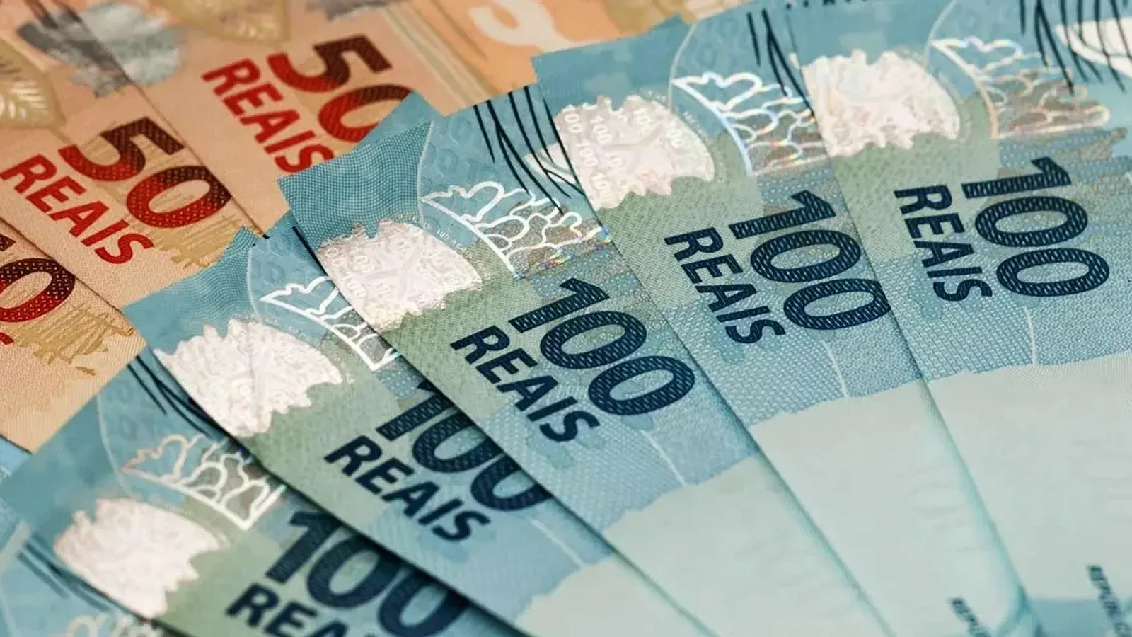 Parcela de endividados fica estável, mas inadimplência aumenta no Paraná