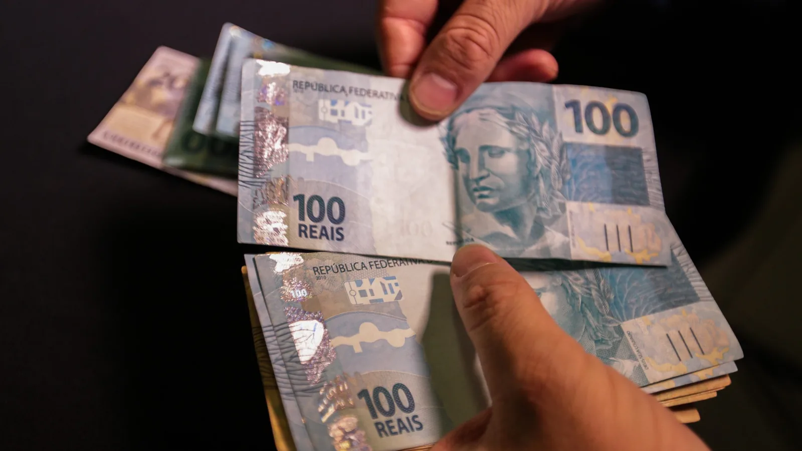 Endividamento e inadimplência das famílias caem em setembro