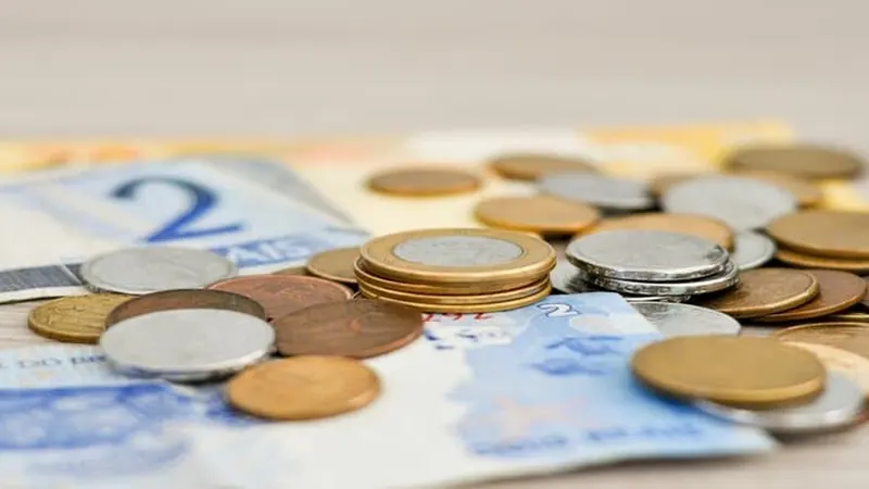 Endividamento recorde pressiona consumo e empresas, alerta especialista
