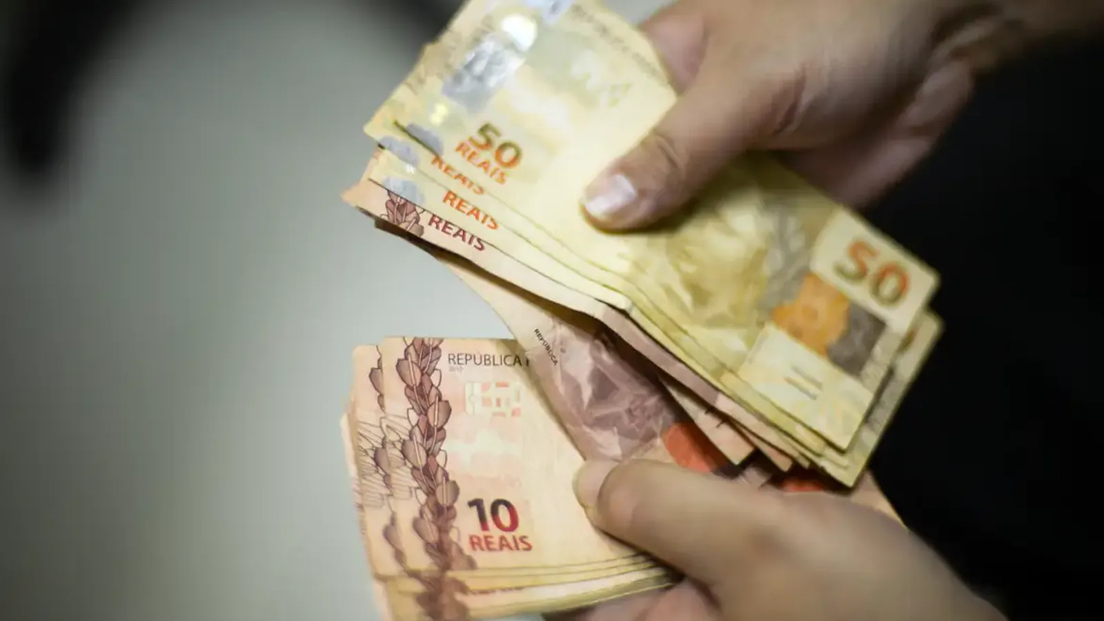Endividamento cai pela primeira vez no ano, mas brasileiros ainda enfrentam atrasos nas contas