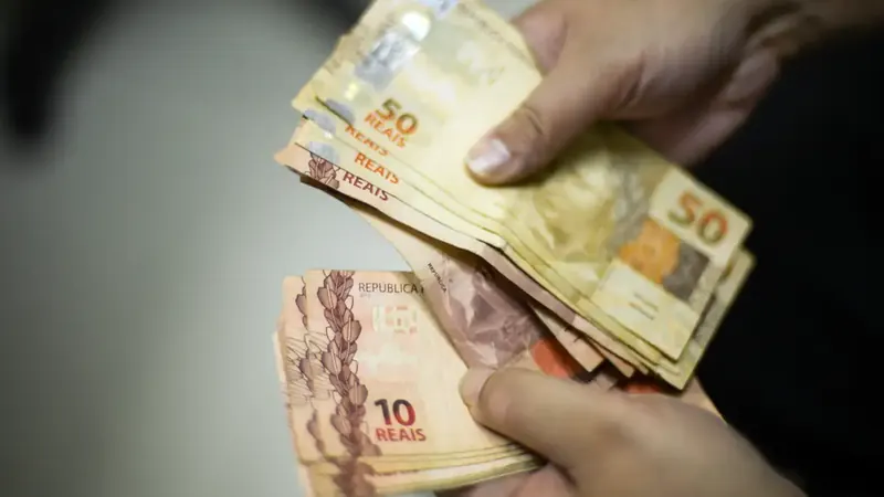Endividamento cai pela primeira vez no ano, mas brasileiros ainda enfrentam atrasos nas contas