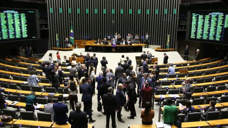 Câmara aprova aumento do limite de faturamento para MEIs e perdão integral de dívidas, apoiando microempreendedores no Brasil até 2028.