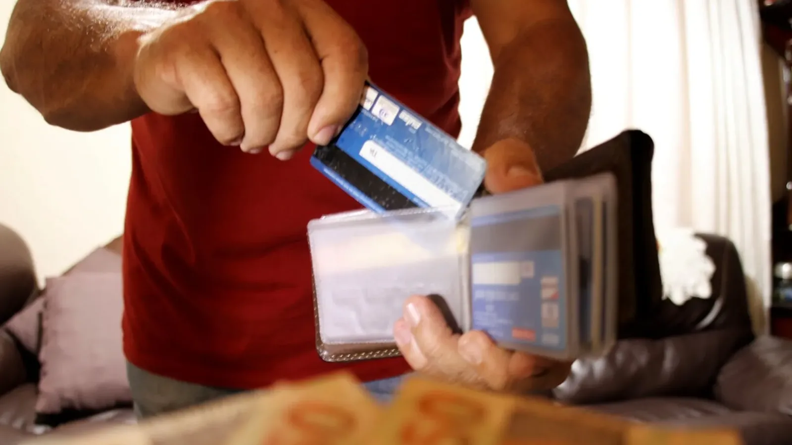 Nove em cada dez famílias paranaenses têm dívidas com cartão de crédito