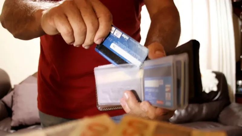 Nove em cada dez famílias paranaenses têm dívidas com cartão de crédito