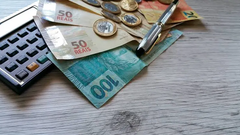 Estudo da Serasa revela que 6 em cada 10 brasileiros recorrem à renda extra