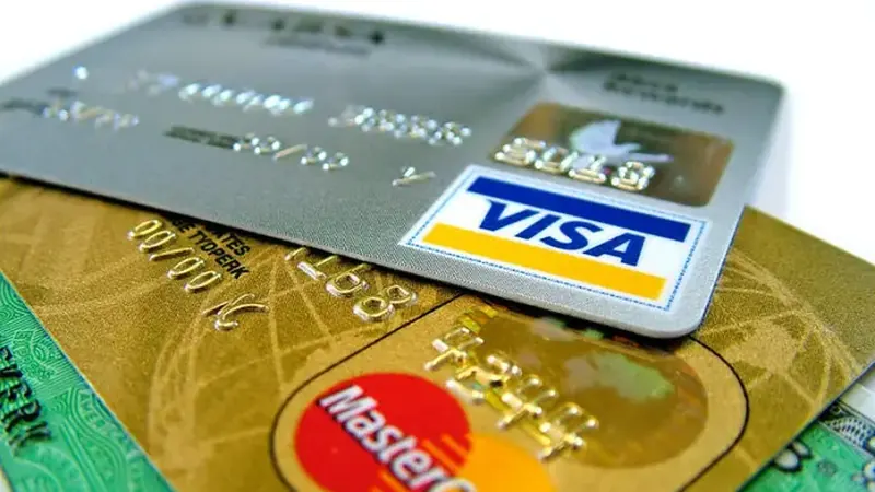 Três em 10 brasileiros usam cartão de crédito em despesas diárias