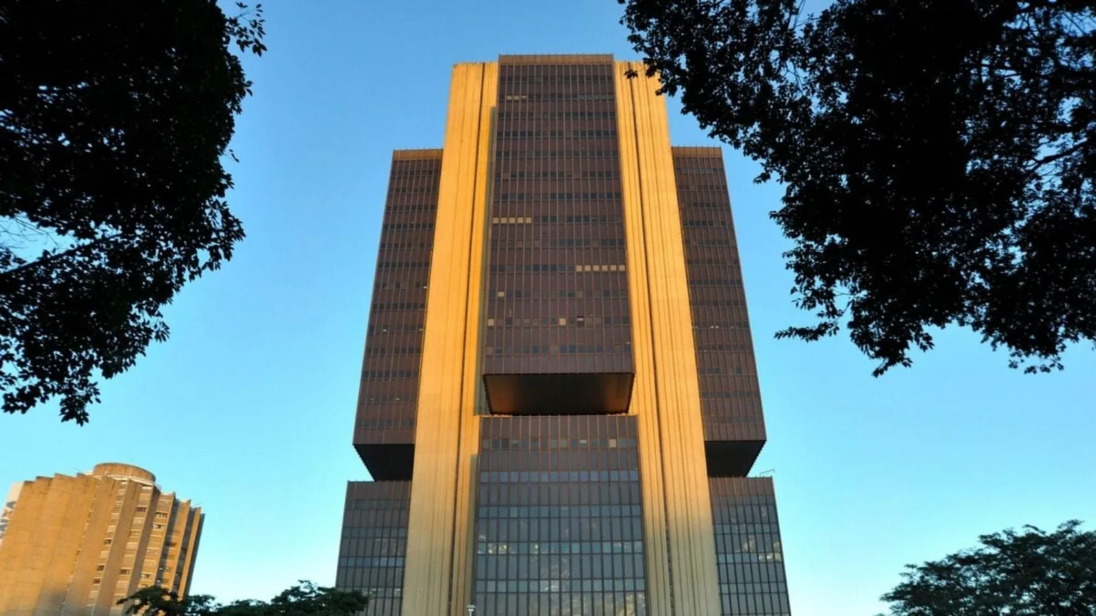 Banco Central Estuda Limitar Crédito por Renda para Conter Endividamento