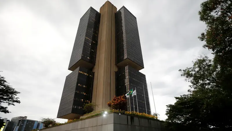 Banco Central estuda travar crédito para frear endividamento recorde das famílias
