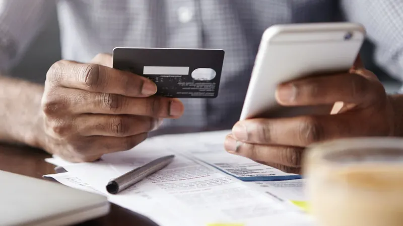 Fintechs aumentam crédito em 51% e consignado privado cresce entre trabalhadores CLT