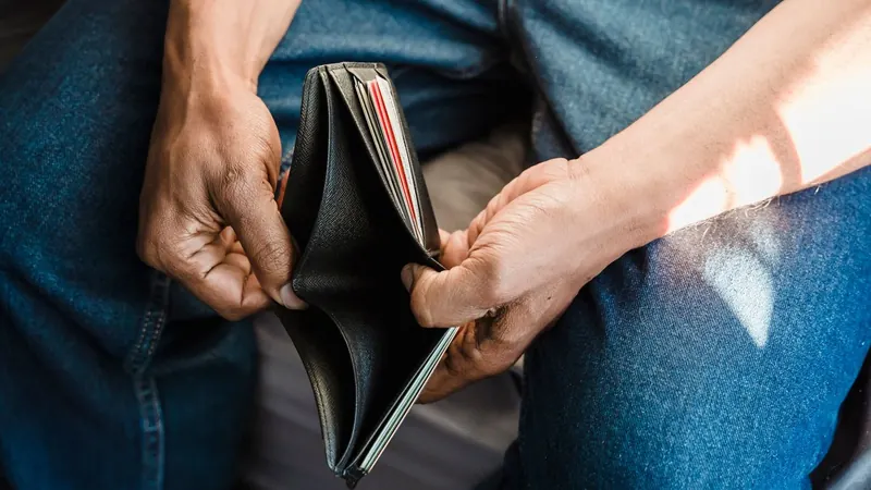 Projeto propõe 90 dias sem cobrança e teto de 30% da renda para dívidas de consumo