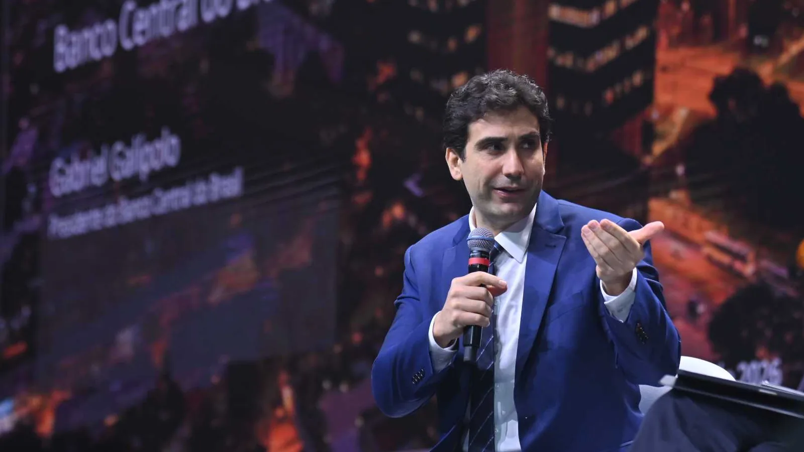Parte da dívida dos brasileiros é pouco sensível à política monetária, diz Galípolo