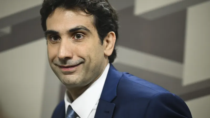 Gabriel Galípolo critica juros altos do cartão de crédito no Brasil
