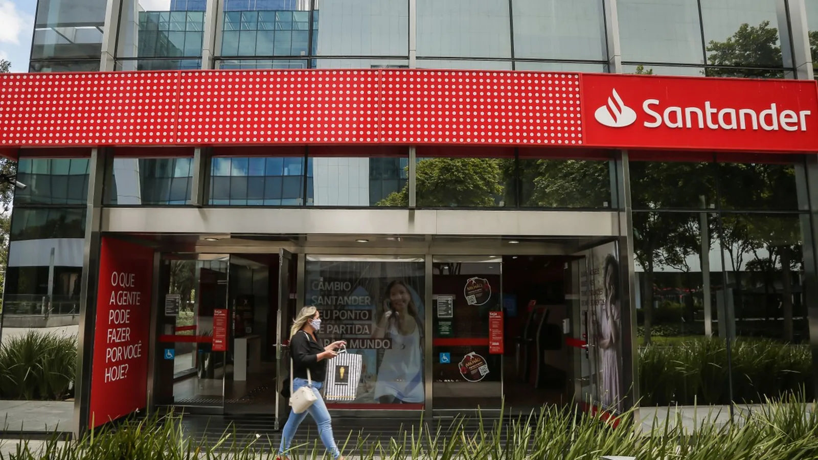 Santander Brasil tem lucro abaixo do esperado no 2º tri com provisões elevadas